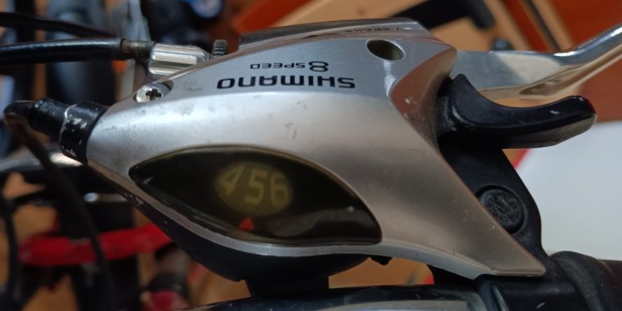 A photo - gear number indicator of a bicycle, showing that current gear is 5.